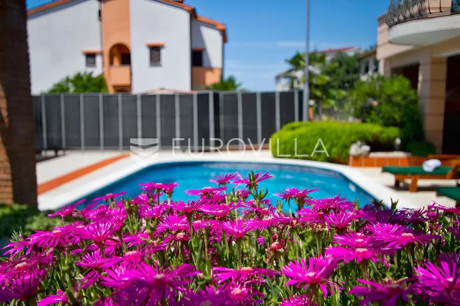poreč, ekskluzivna vila s 430 m2, atraktivna lokacija - slika 3