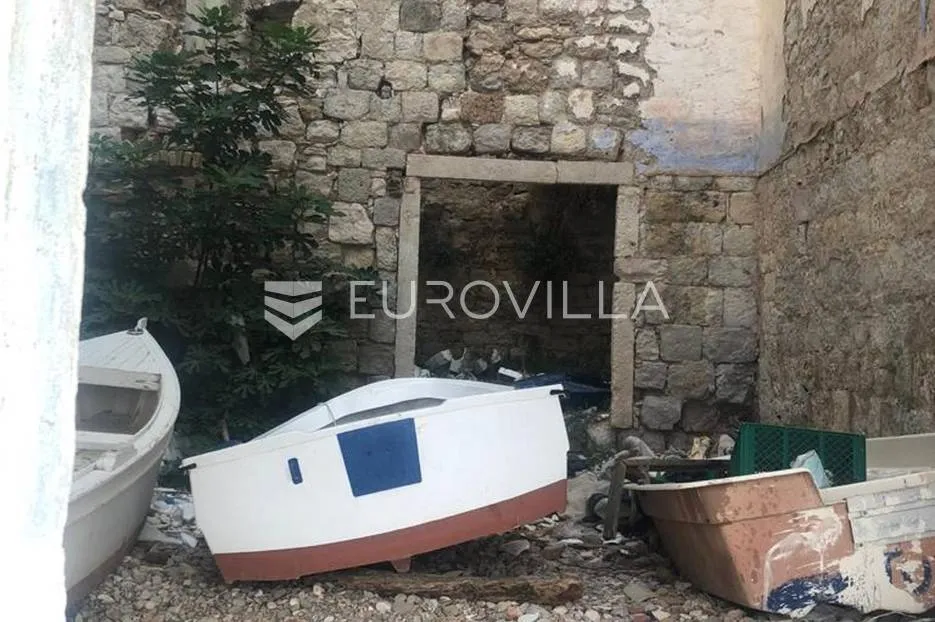 vis, komiža, kamena kuća, na samoj plaži - slika 4