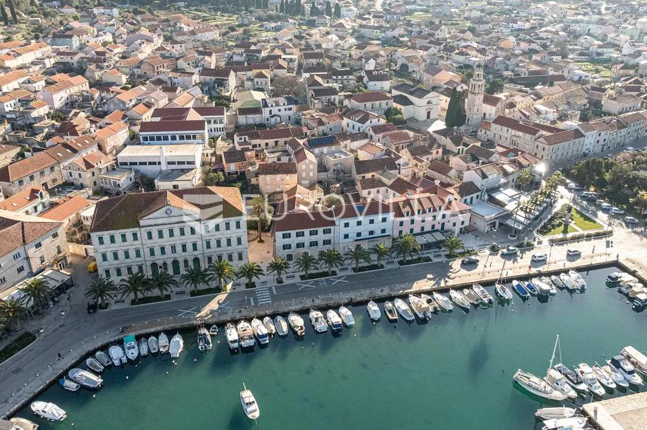 otok korčula, vela luka, kamena kuća u centru mjesta - slika 2