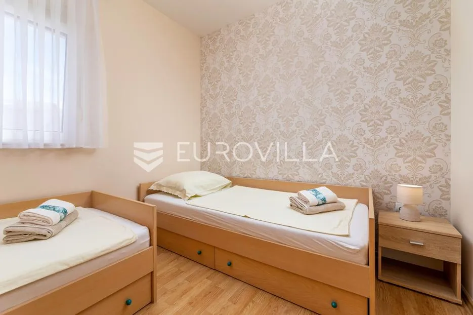 malinska, adaptirana kuća s tri stana 280,72 m², 800m od mora - slika 9