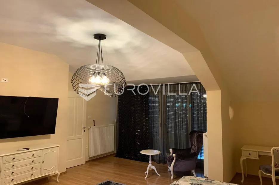 vodice, lijepa i prostrana kuća površine 256,38 m² - slika 8