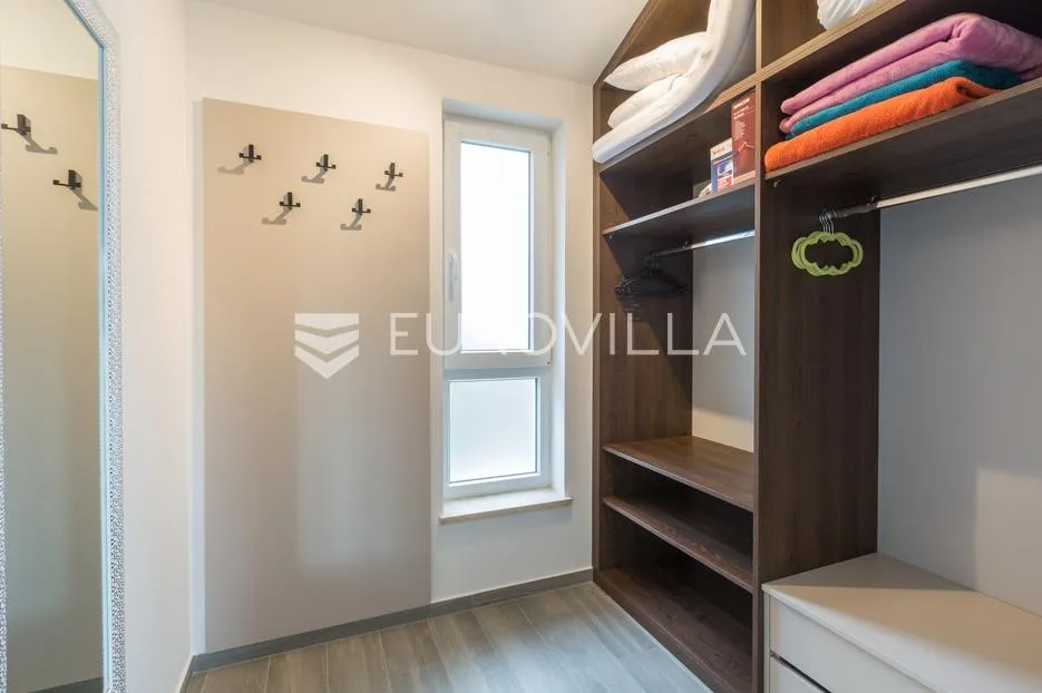 istra, svetvinčenat, moderna samostojeća kuća 155 m² s grijanim bazenom 32 m² - slika 14