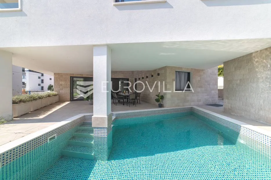 trogir, luksuzna vila s bazenom, nkp 368 m2 - slika 5