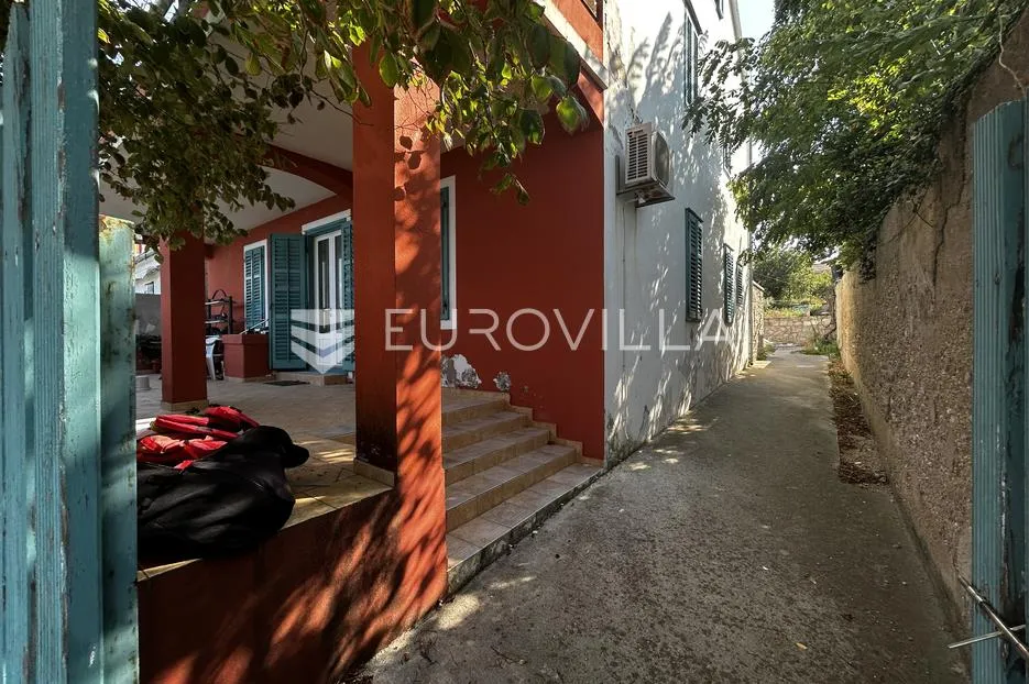 ugljan, preko kuća prvi red do mora s bazenom 250 m² za adaptaciju - slika 2