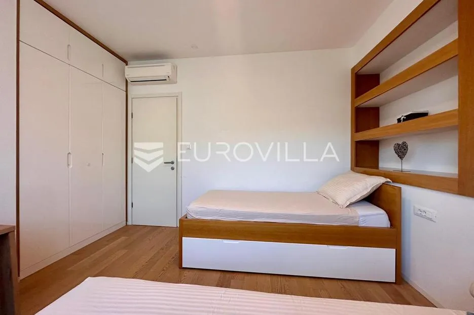 split, žnjan, ekskluzivan penthouse s prostranom terasom i lijepim pogledom na more - slika 11