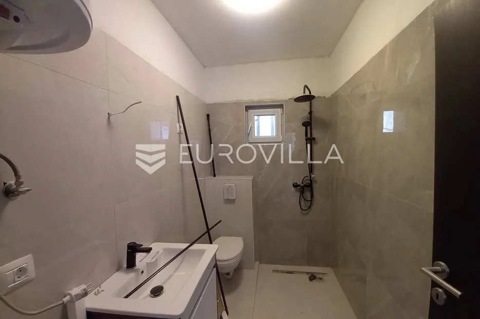 medulin, potpuno renovirana kuća s tri stana. pogled na more! - slika 7