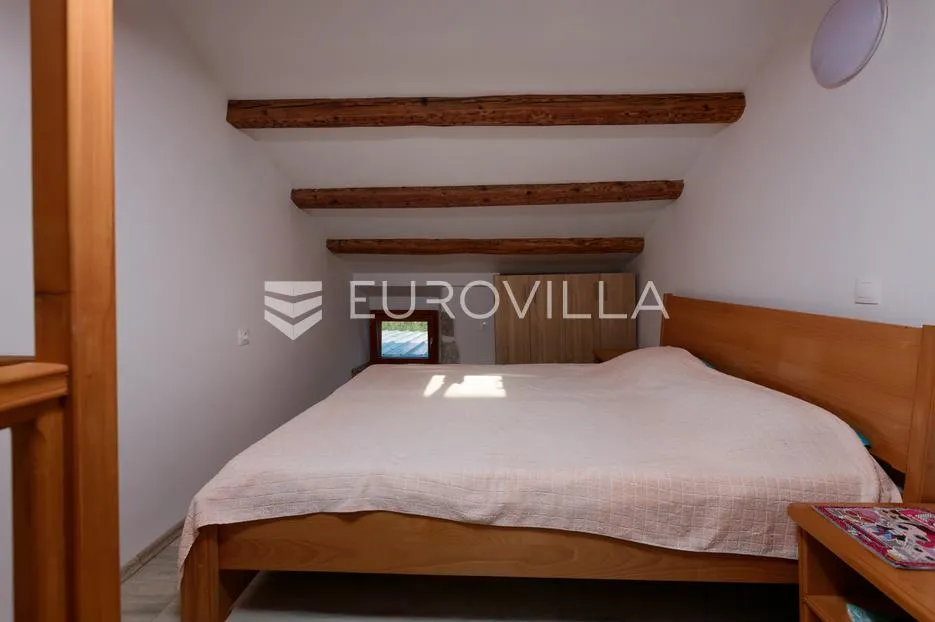 krk, malinska, šarmantna kuća u nizu od 100 m² s dodatnim studiom apartmanom - slika 9