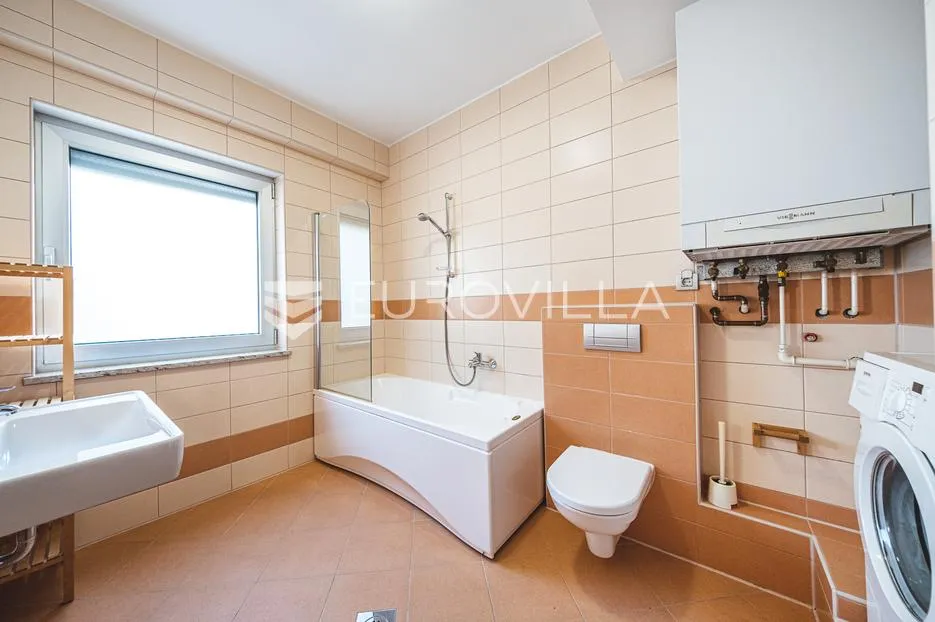 zagreb, jelenovac, prostoran luksuzan četverosoban stan s balkonom i vrtom, te dvije garaže, 202 m² - slika 13