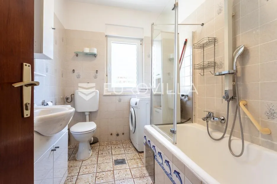 kaštel stari, komforan dvosoban stan u prvom redu do mora - slika 10