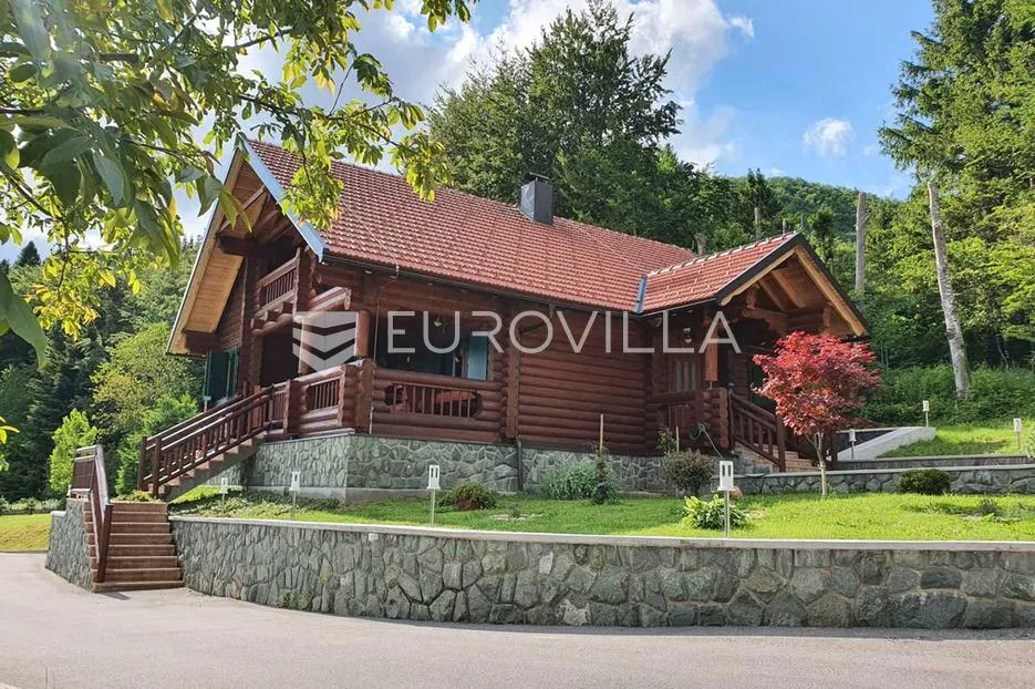 Ravna Gora, Hleveci, šarmantna drvena vila s velikom okućnicom - Hribac