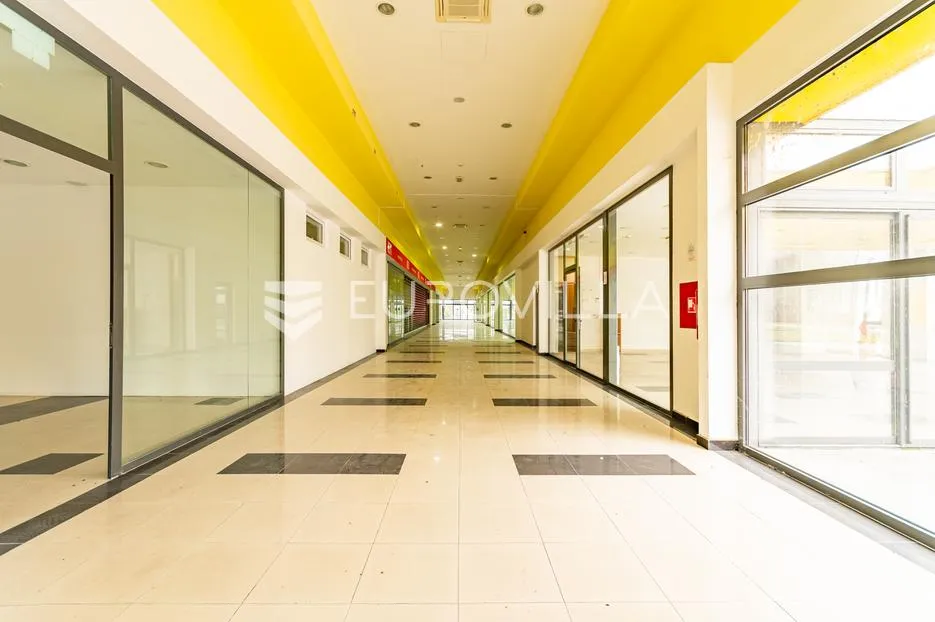 prelog, poslovni kompleks površine 3725 m² - slika 8