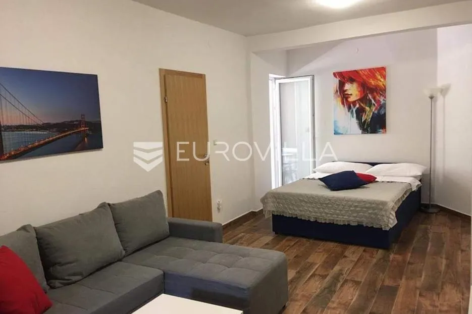starigrad, tribanj, prostrana kuća s pogledom na more i šest apartmana - slika 16
