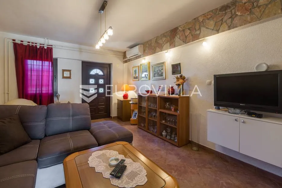 pula, veli vrh, vila s 4 odvojena apartmana, bazenom i velikom okućnicom - slika 20