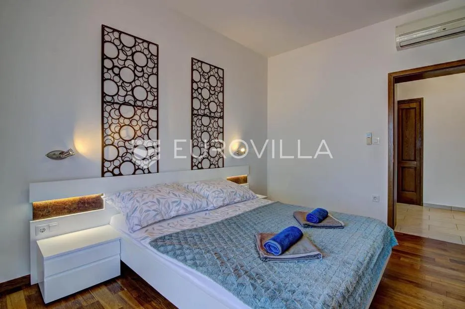 senj, kuća s četiri apartmana i bazenom, 346 m² - slika 14
