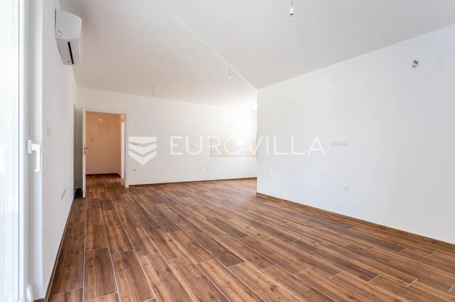 čiovo, trosoban stan na drugoj etaži, prvi red do mora - slika 3