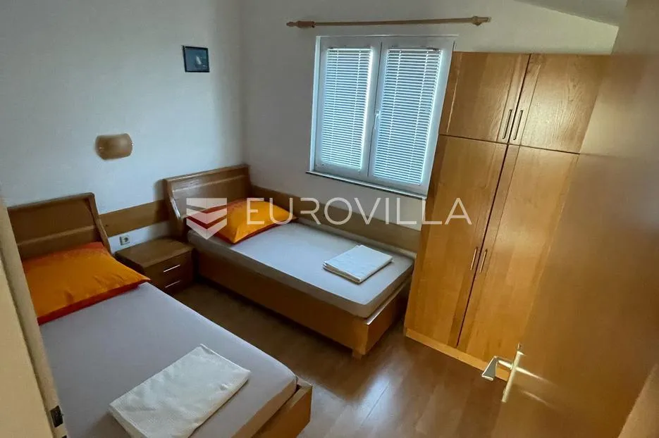 zadar, vrsi, lijepa kuća s apartmanima i vrtom - slika 24