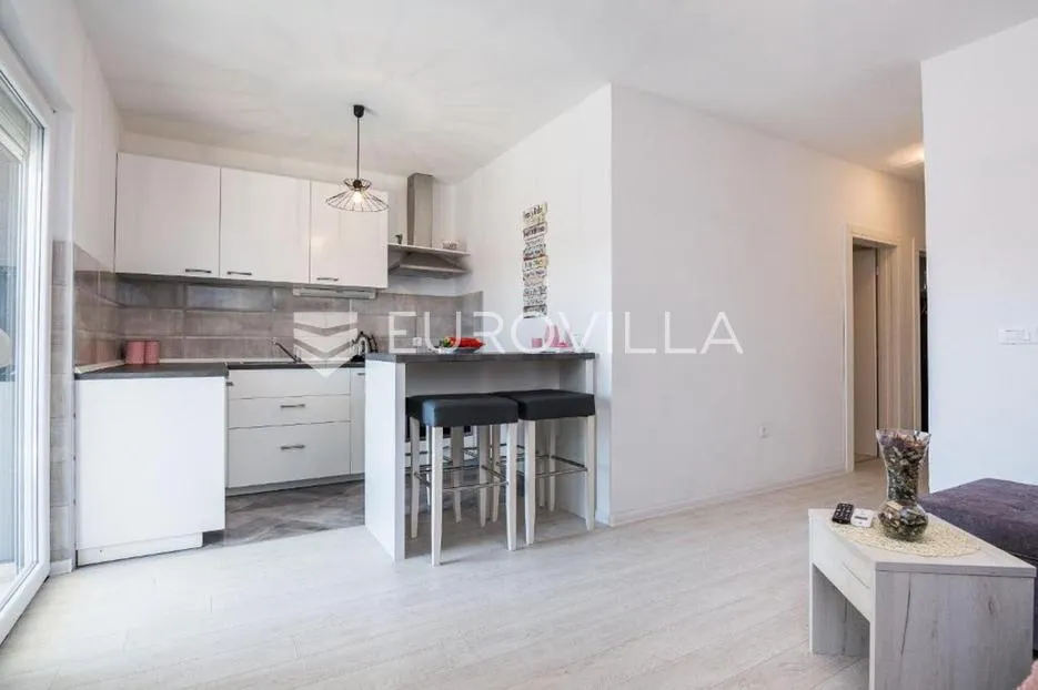 vir, stambeno poslovna zgrada u samom centru otoka 2 apartmana na 1. katu - slika 8