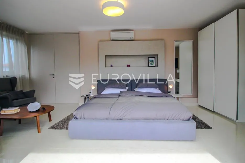 istra, rovinj, dugoročni najam vile 250m2 s bazenom s 5 spavaćih soba na 200 metara od mora - slika 2