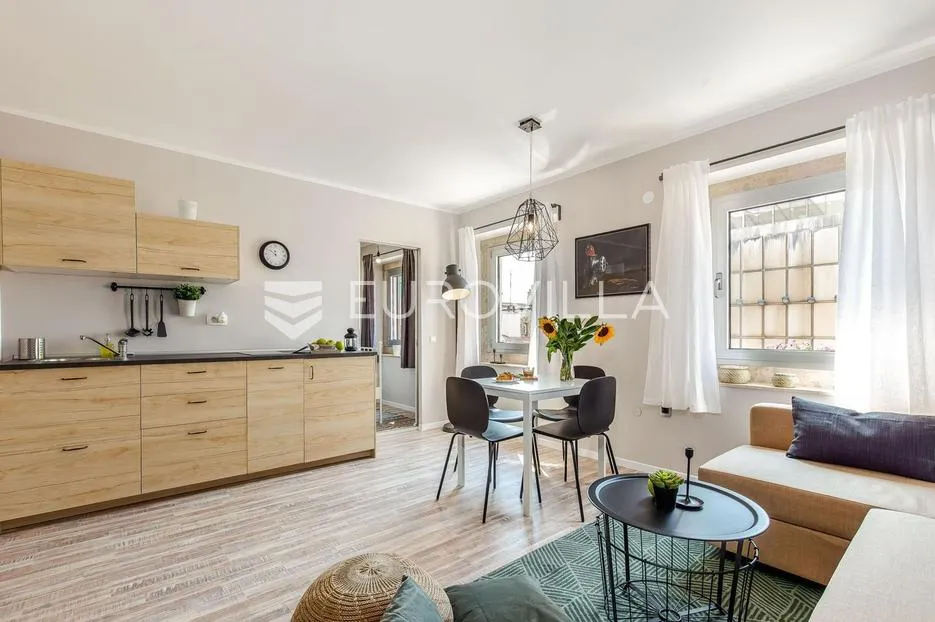 rijeka, centar, novouređen dvoetaži stan nkp 125 m2 s četiri apartmana - slika 11