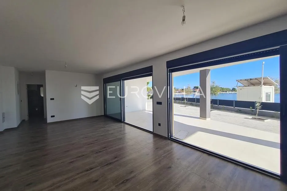 vir, luksuzan apartman s 3 spavaće sobe, prvi red do mora, centar otoka - slika 7