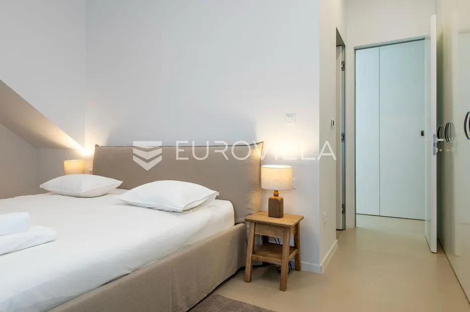 šibenik, brodarica, prekrasna vila s bazenom, prvi red do mora - slika 17