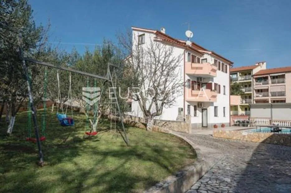 pula, apartmanska kuća s bazenom na uređenoj okućnici, 350 m od mora - slika 37