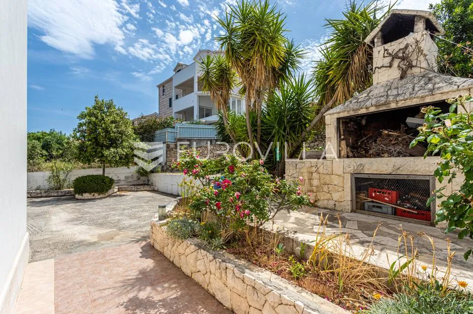brač, prekrasna vila s velikom okućnicom 20 m od mora - slika 11