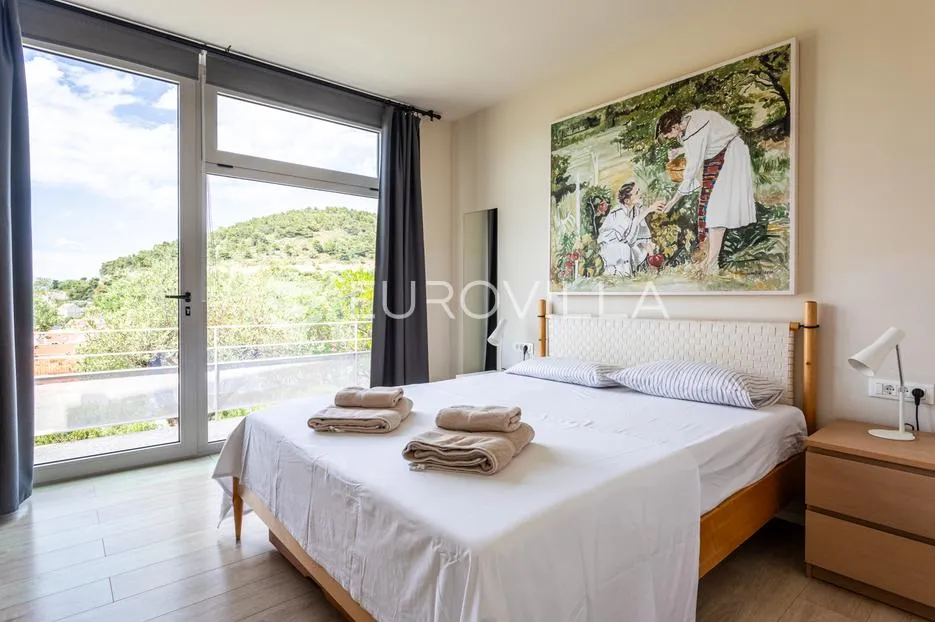 vis, dizajnerska villa s otvorenim pogledom na more u blizini centra - slika 12