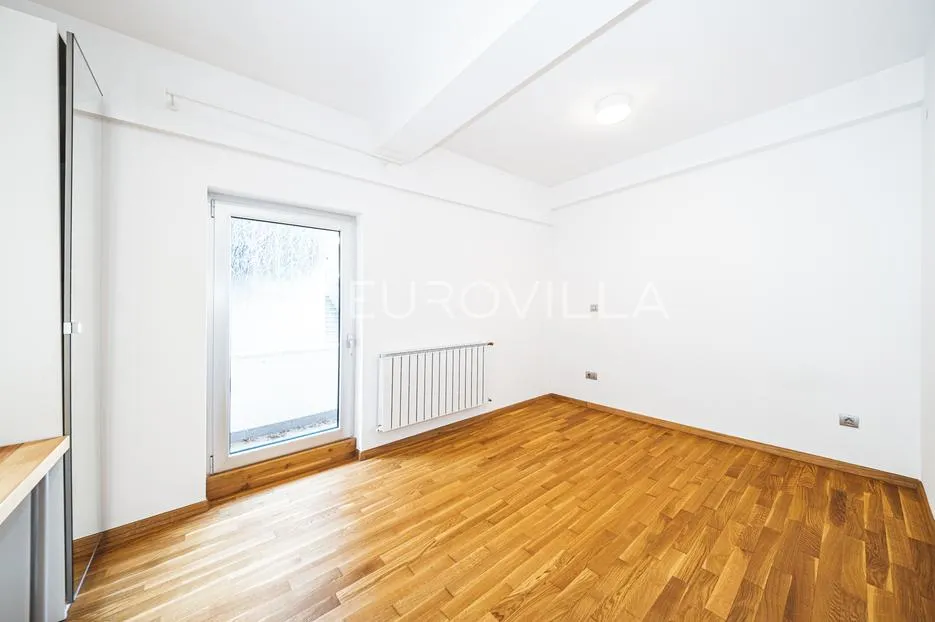 zagreb, jelenovac, prostoran luksuzan četverosoban stan s balkonom i vrtom, te dvije garaže, 202 m² - slika 14