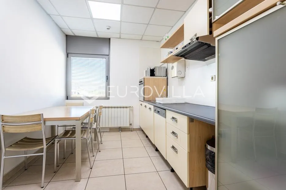 split, prostran poslovni prostor površine 363,53 m² - slika 13