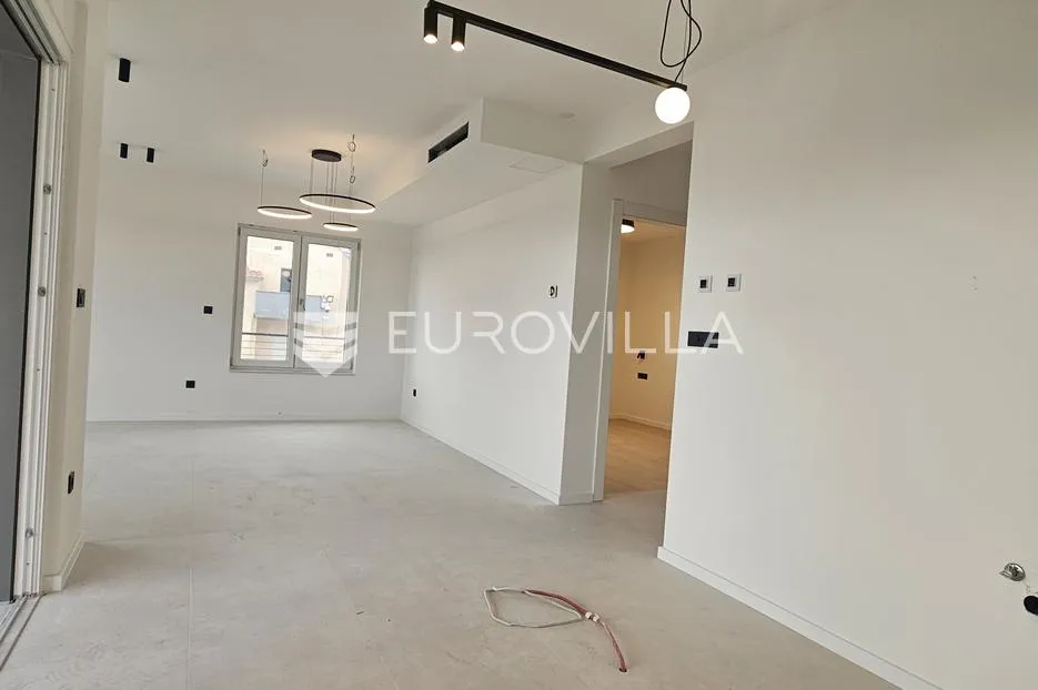 kaštel stari luksuzan stan 102,1 m² s velikom terasom - slika 5