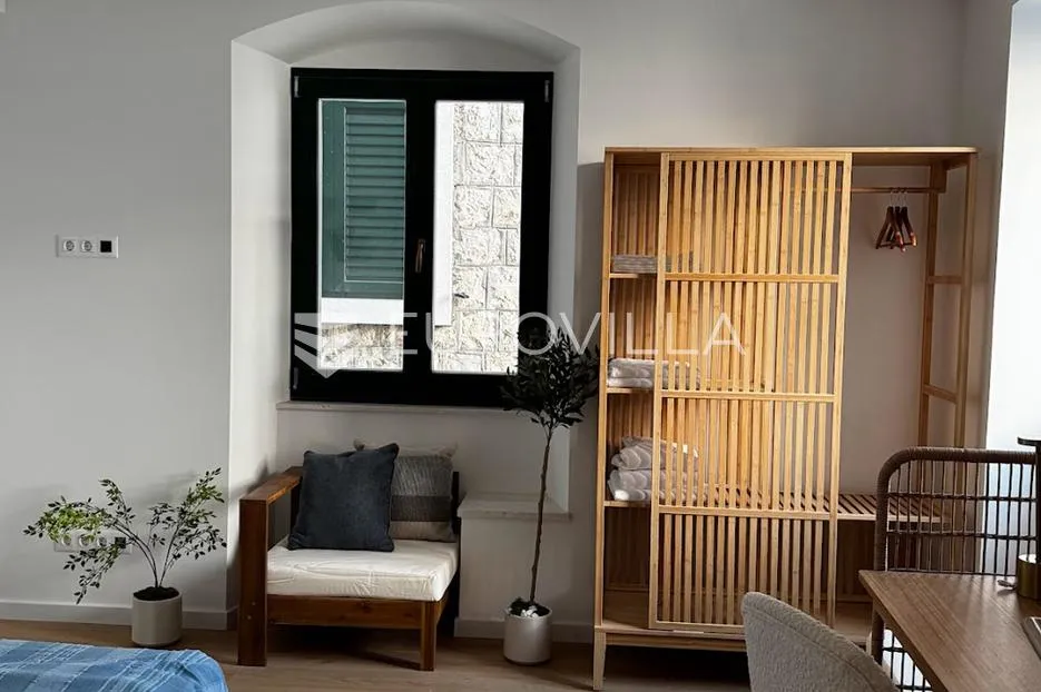 kaštela, kaštel sućurac, predivna kamena kuća uz more - slika 13