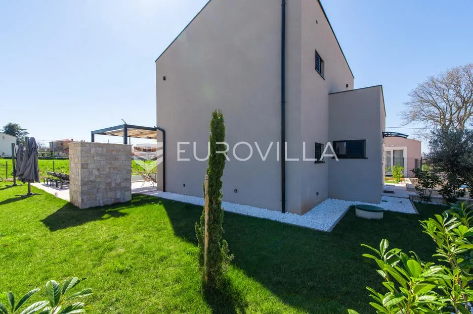 istra, krnica, moderna vila s bazenom i velikom okućnicom - slika 36