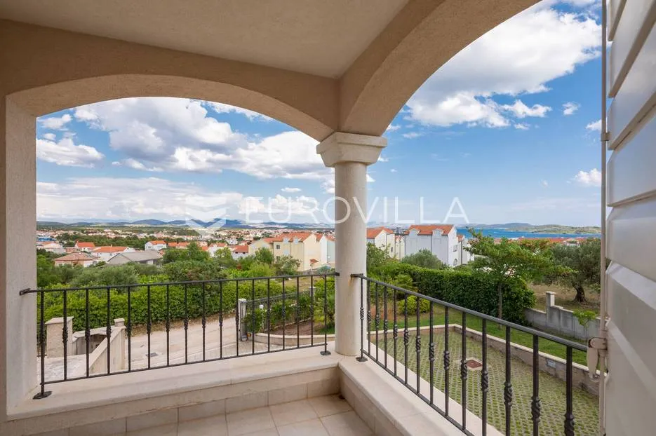 vodice, mediteranska vila s uređenim vrtom, bazenom i pogledom na more - slika 5