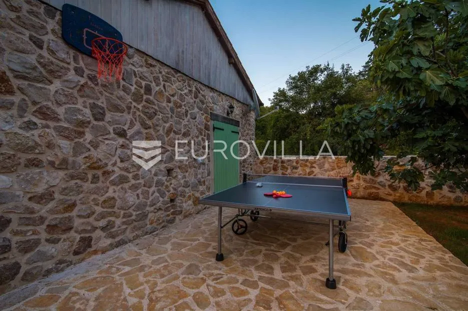 otok krk, vrbnik, kamena prizemnica s bazenom i uređenom okućnicom u oazi mira - slika 14