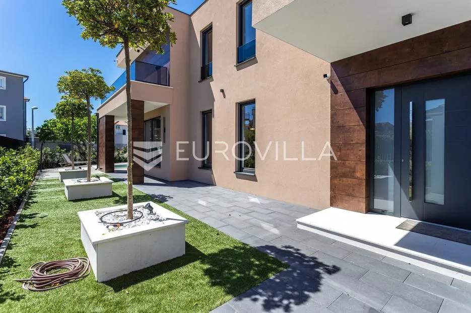 vodice, luksuzna vila s bazenom, novogradnja, parcela 480 m² - slika 7