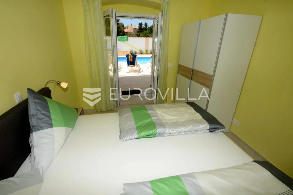 istra, okolica višnjana, apartmanska kuća 500 m² s bazenom i 4 stambene jedinice - slika 19