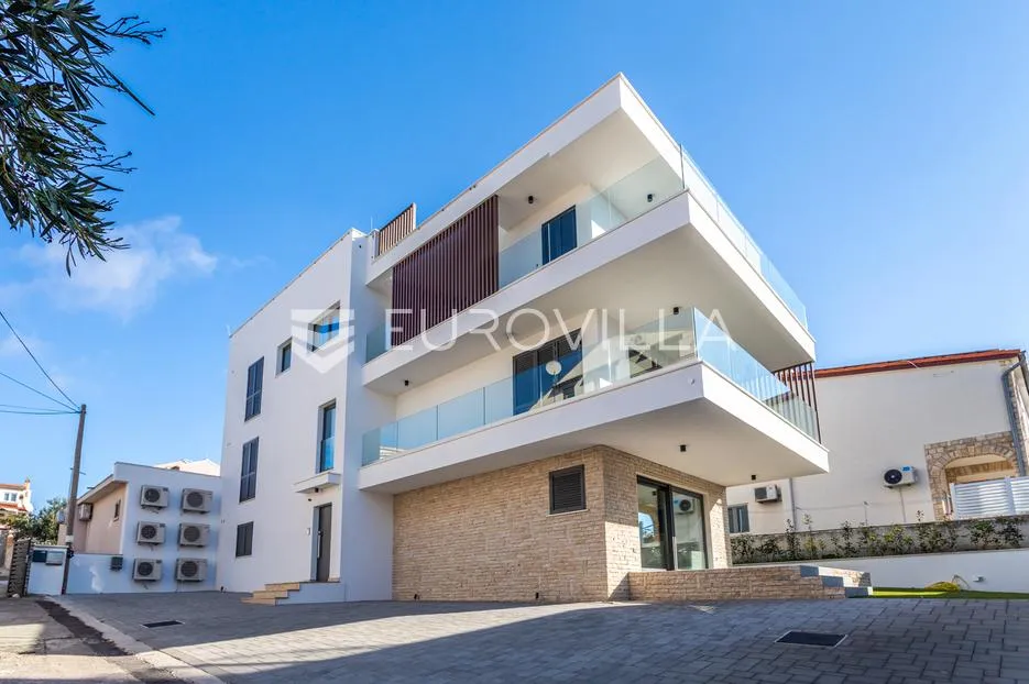 vodice, novogradnja, prostran apartman s dvorištem u centru mjesta, 139,61 m² - slika 2