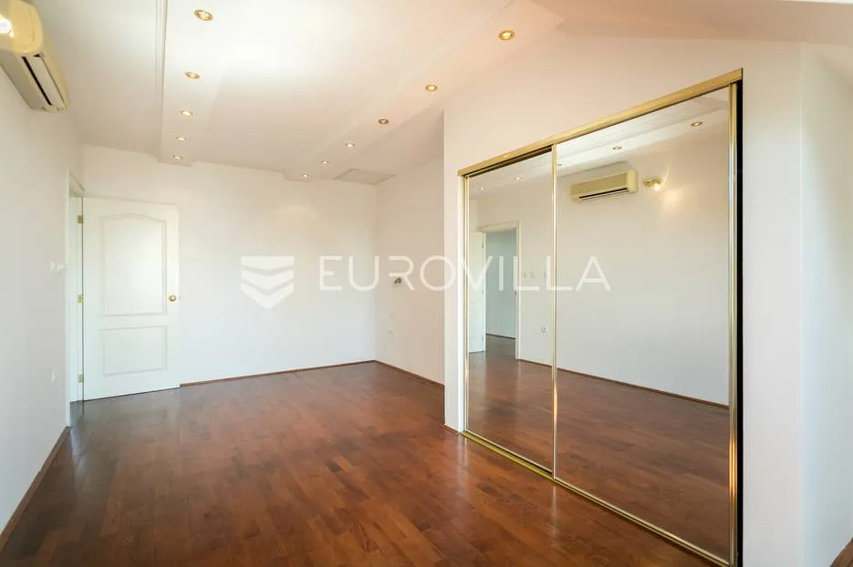 zagreb, šestinski vrh prekrasan šesterosoban dvoetažan stan 250m2 + 2 garaže - slika 23