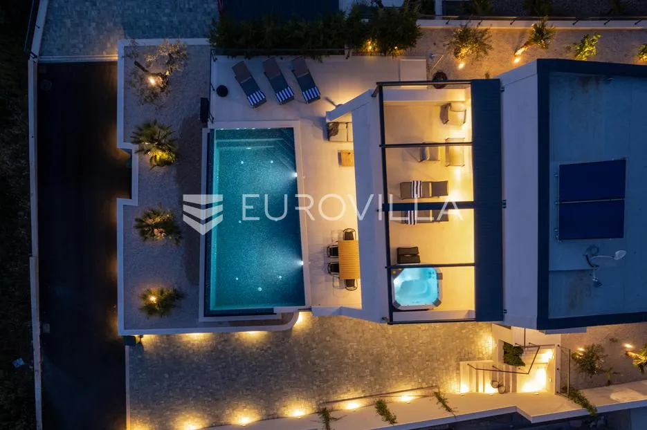 split, podstrana, urbana vila s bazenom, saunom, jacuzzijem i garažom - slika 2