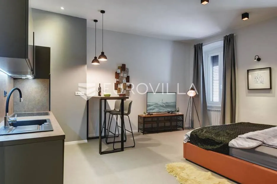 Pula, prvi red do mora, višesoban stan, neto korisna površina 129 m²