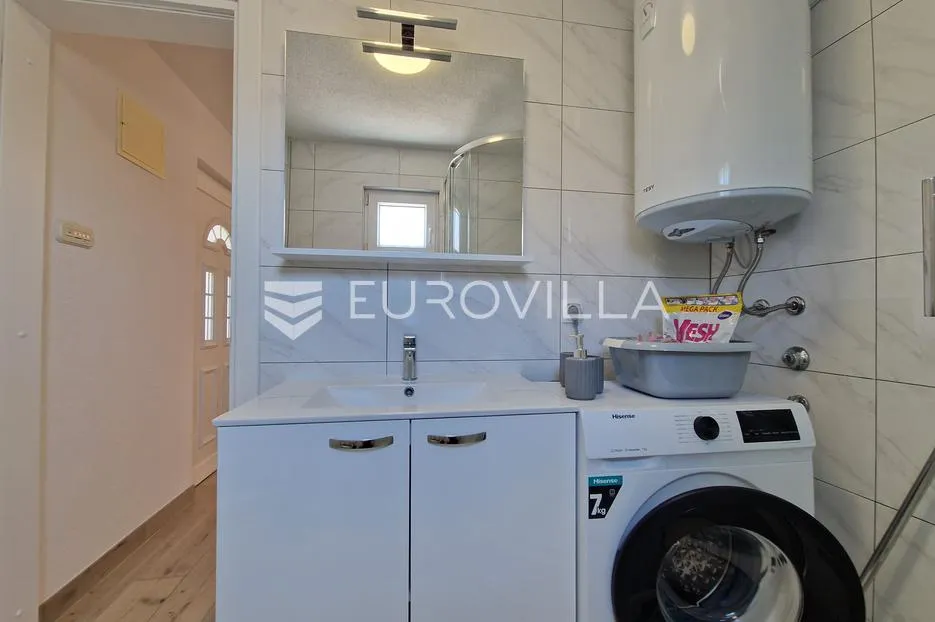 vir, simpatičan trosoban apartman svega 80 m od plaže s prostranom terasom - slika 23