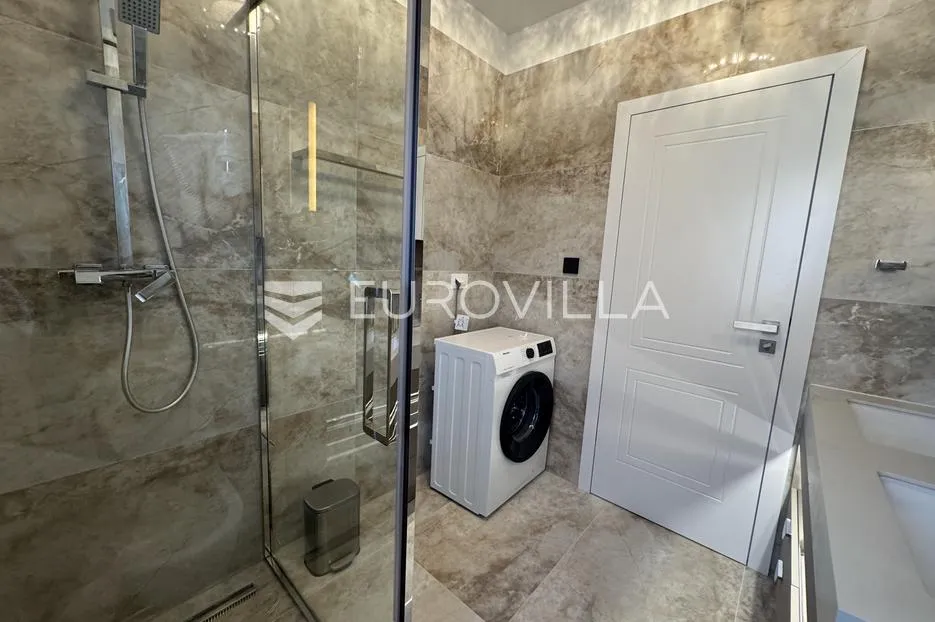 istra, rovinj, luksuzan namješten trosoban stan 130m2 u prizemlju s vrtom i bazenom - slika 9