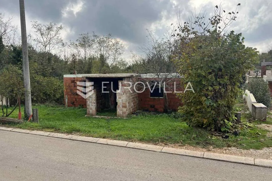 istra, krnica, građevinsko zemljište s nedovršenim objektom, 563 m² - slika 2