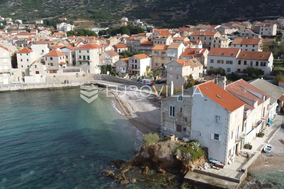 vis, komiža, tradicionalna kamena kuća na plaži - slika 8