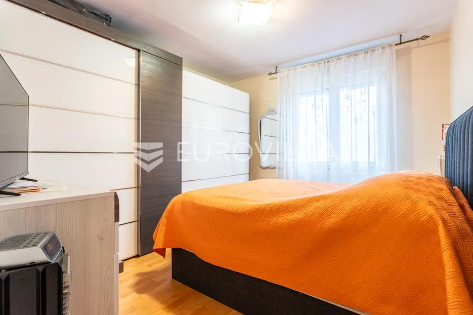 split, pujanke, trosoban stan s pogledom na more i terasom, kompletno renoviran - slika 11