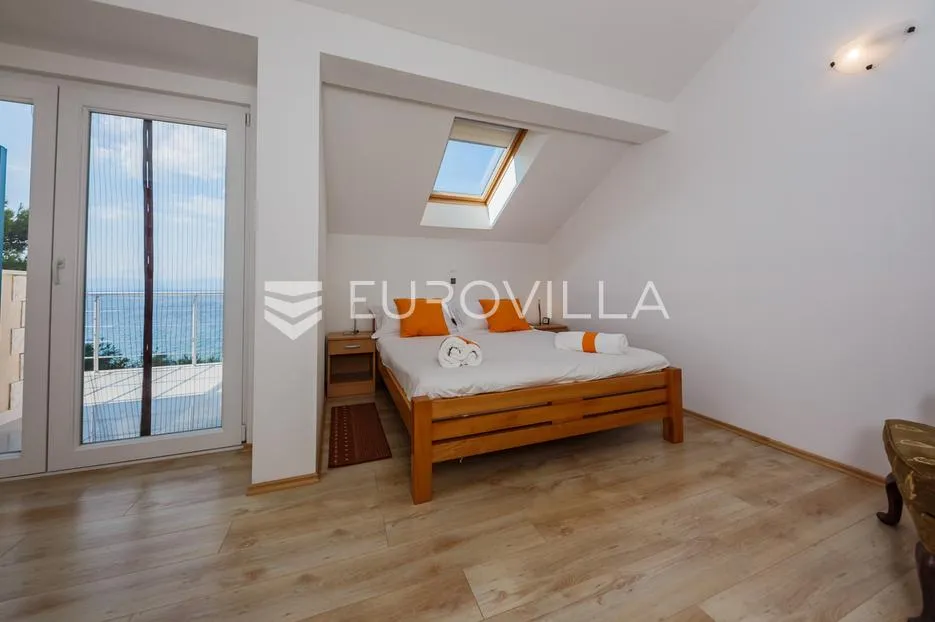 brač, splitska, vila s bazenom prvi red uz more, 180 m² - slika 11