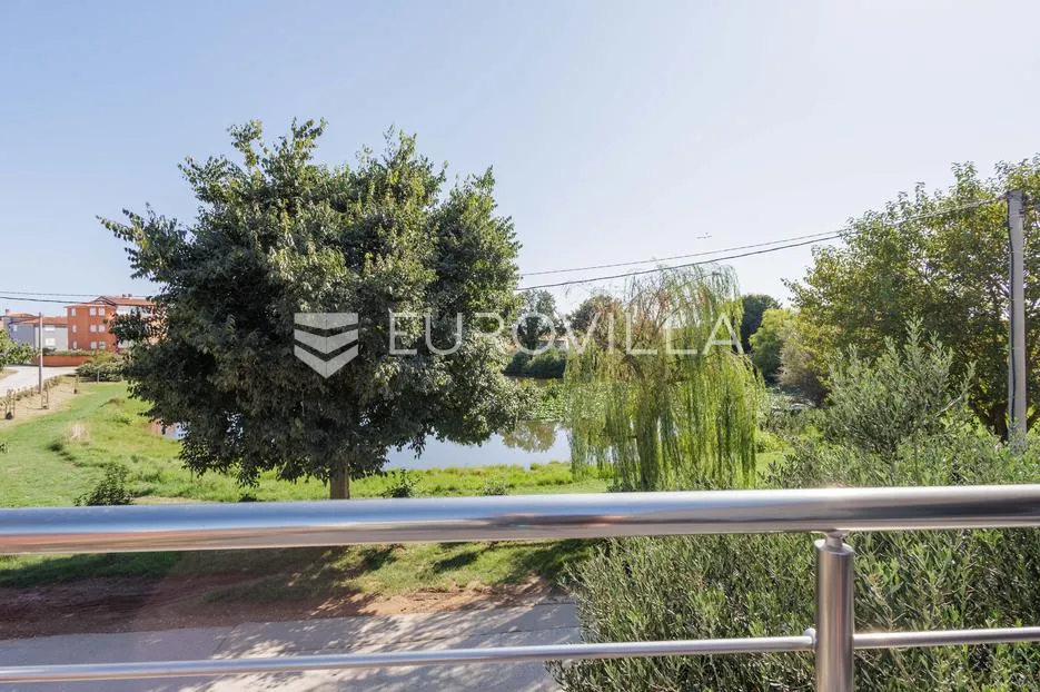 istra, medulin, kuća s dva stana i pogledom na jezero, blizu mora - slika 7