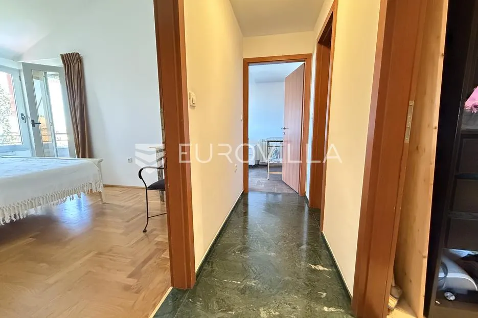 pula, strogi centar, prekrasni dizajnerski stan s galerijom i pogledom na more, 87,41 m² - slika 13