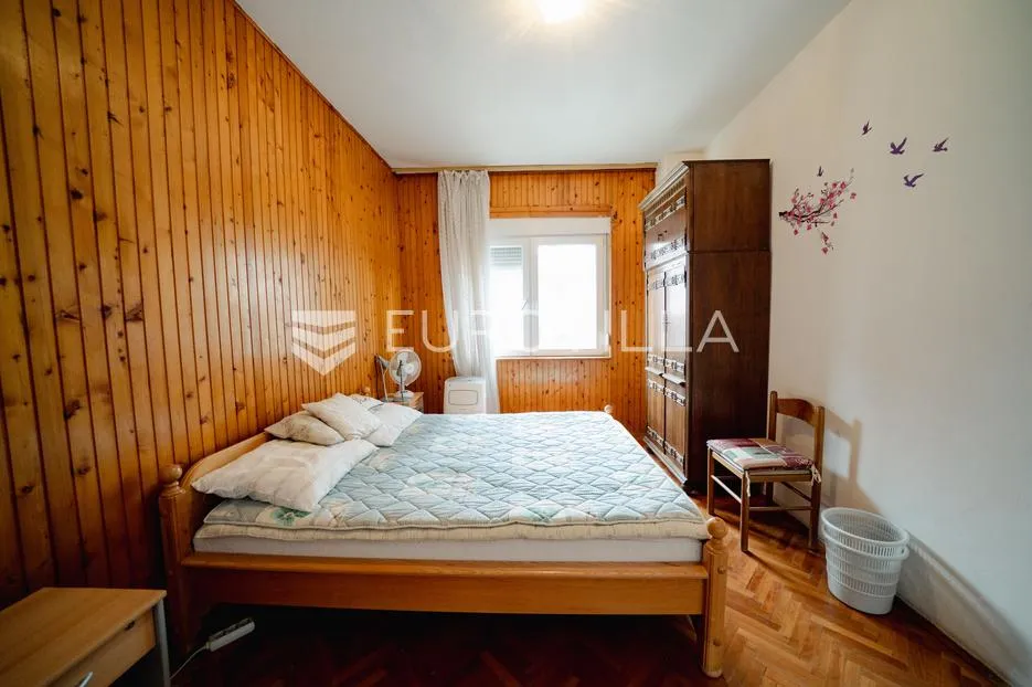 zadar, bibinje, kuća u centru s tri odvojena stana i pogledom na more - slika 14